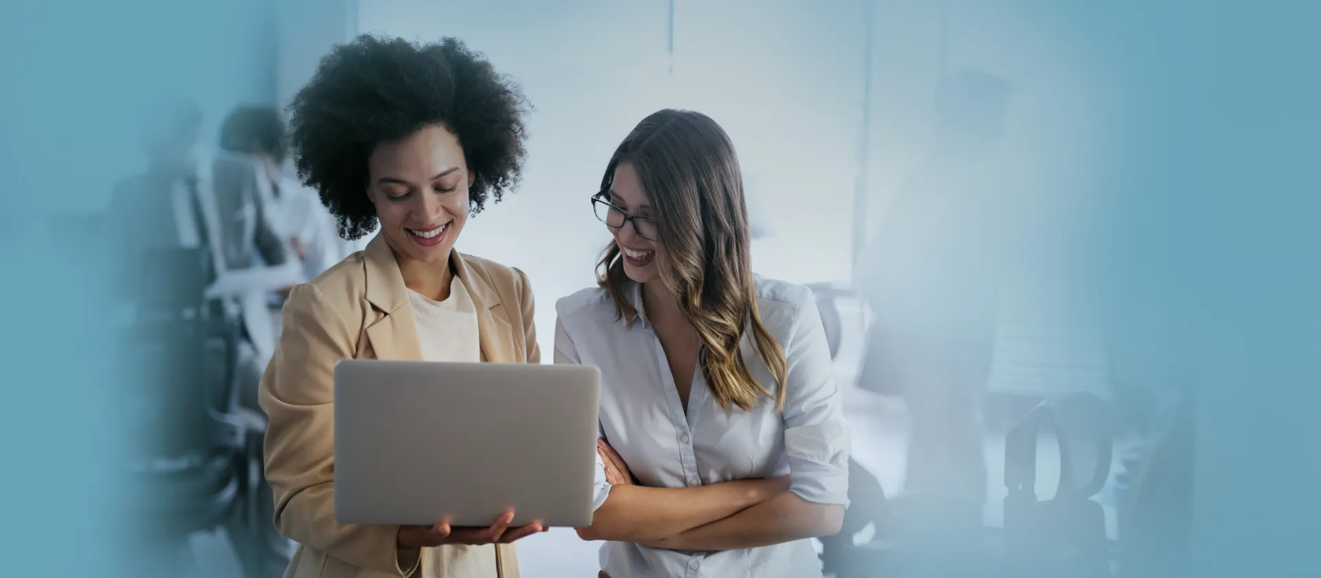 Zwei Frauen mit Laptop # blau