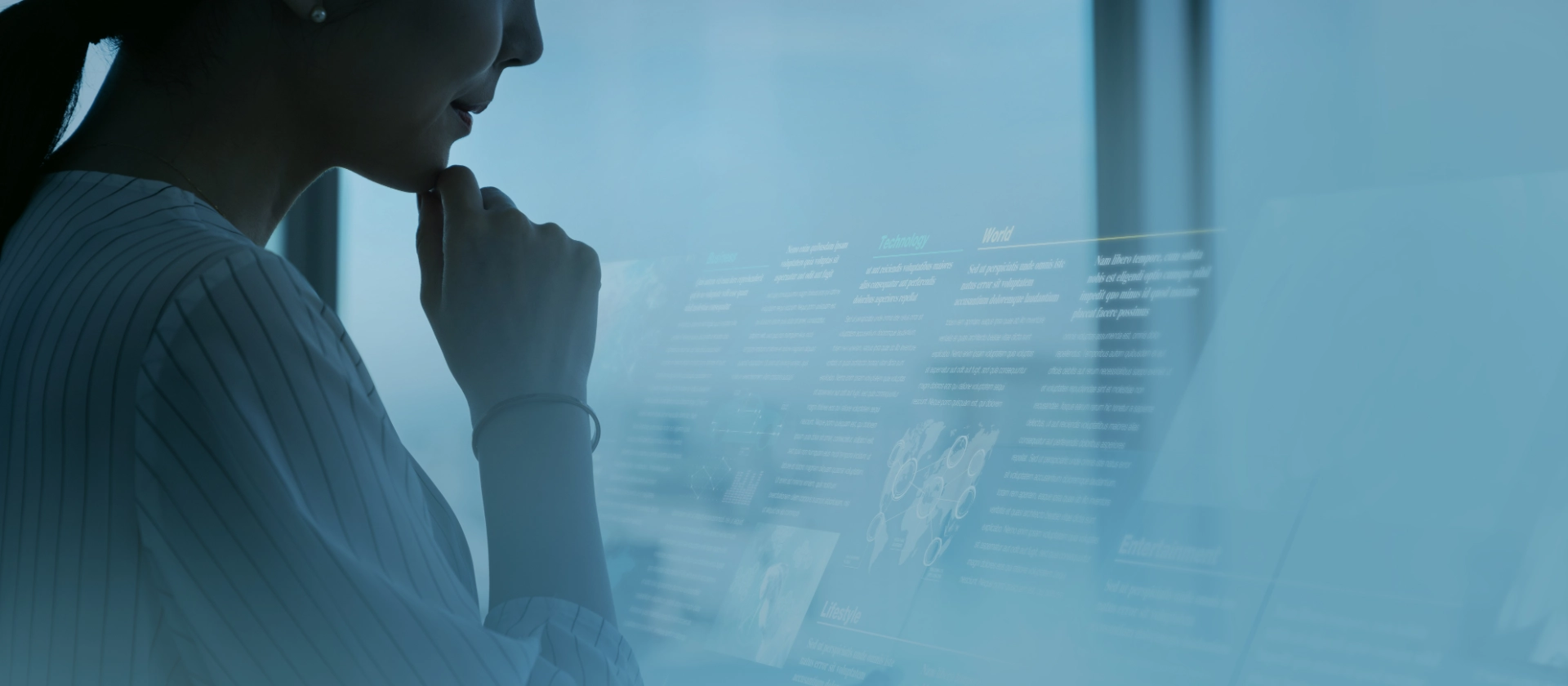 Frau liest digitale Nachrichten # blau
