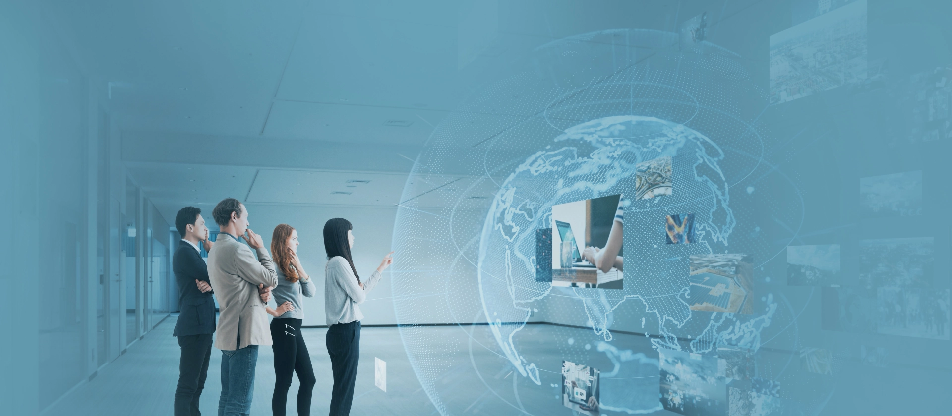 Personen vor digitaler Weltkugel mit Themen # blau